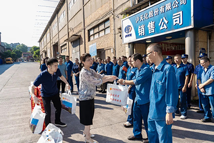 刘瑶慰问伟德体育员工.jpg